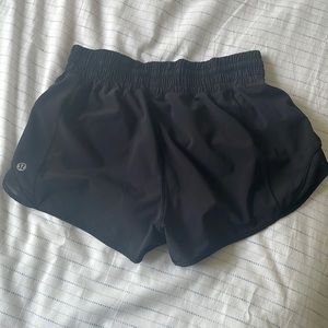 BLACK LULULEMON HOTTY HOT 2.5 SHORTS